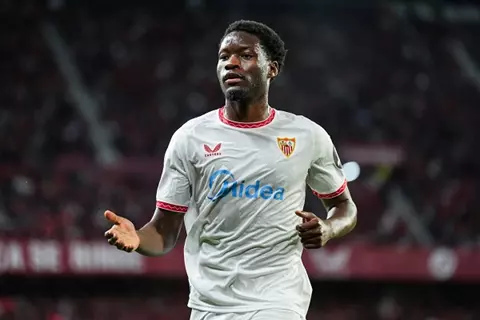 لحل أزمة خط الوسط.. أرسنال يضع عينه على لاعب إشبيلية